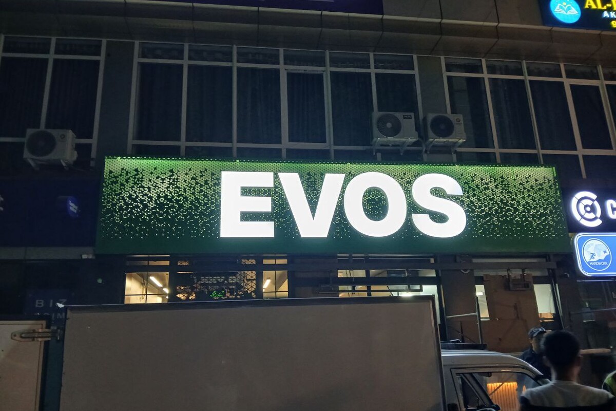 Вывеска EVOS — объёмные буквы